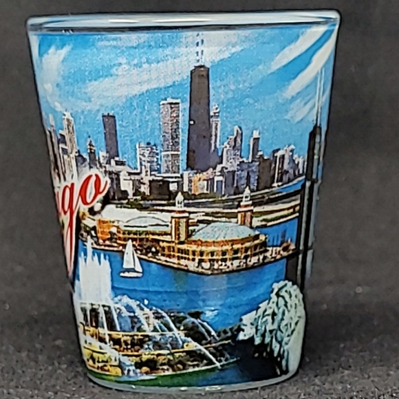 "CHICAGO" SOUVENIR SHOT GLASS-MADE IN TAIWAN - Picture 4 of 7